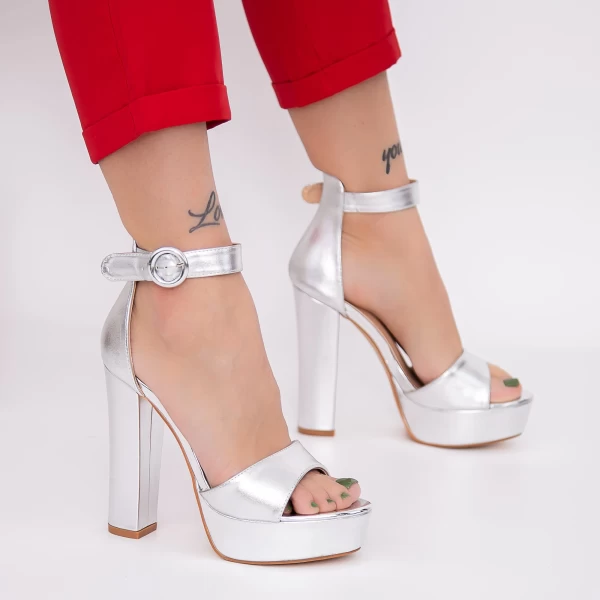 Sandalen mit einer dicken Ferse und KV50 Silber Mei