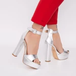 Sandalen mit einer dicken Ferse und KV50 Silber Mei