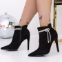 Kurze Stiefel mit einem dünnen Absatz 3sex32 Black | Mei