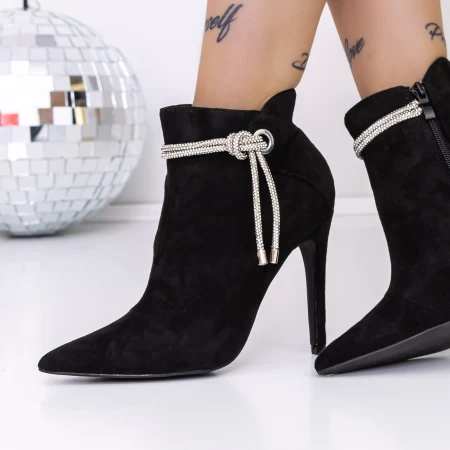 Kurze Stiefel mit einem dünnen Absatz 3sex32 Black | Mei