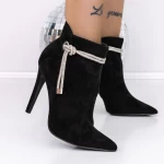 Kurze Stiefel mit einem dünnen Absatz 3sex32 Black | Mei