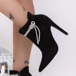 Kurze Stiefel mit einem dünnen Absatz 3sex32 Black | Mei