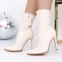 Kurze Stiefel mit einem dünnen 3KV7 -Fersenlicht -Beige Mei