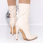 Kurze Stiefel mit einem dünnen 3KV7 -Fersenlicht -Beige Mei