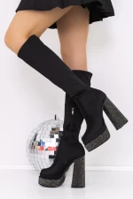 Frauenstiefel mit einer dicken Ferse und einer schwarzen 3J1 -Plattform Mei