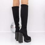Frauenstiefel mit einer dicken Ferse und einer schwarzen 3J1 -Plattform Mei