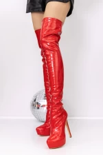 Frauenstiefel mit einer dünnen Ferse und einer roten 3J3 -Plattform Mei