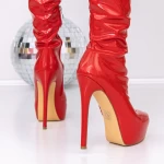 Frauenstiefel mit einer dünnen Ferse und einer roten 3J3 -Plattform Mei
