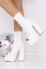 Kurze Frauenstiefel mit einer dicken Ferse und einer weißen 3LB6 -Plattform Mei