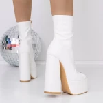Kurze Frauenstiefel mit einer dicken Ferse und einer weißen 3LB6 -Plattform Mei