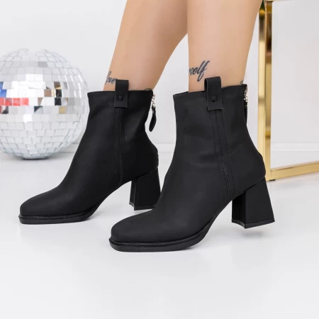 Kurze Stiefel mit einer dicken Absatz 3yl8 Black | Mei