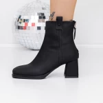 Kurze Stiefel mit einer dicken Absatz 3yl8 Black | Mei