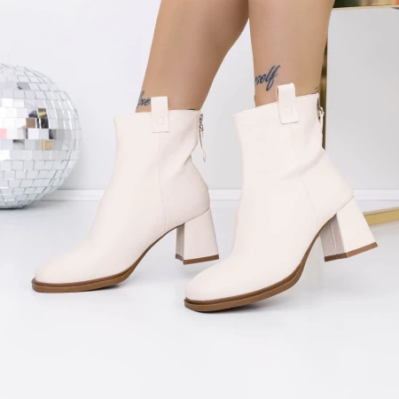 Kurze Stiefel mit einer dicken 3yl8 beige Ferse Mei