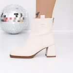Kurze Stiefel mit einer dicken 3yl8 beige Ferse Mei