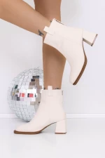 Kurze Stiefel mit einer dicken 3yl8 beige Ferse Mei
