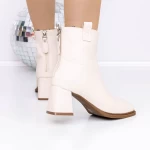 Kurze Stiefel mit einer dicken 3yl8 beige Ferse Mei