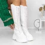 Stiefel auf der 3WL25 -weißen Plattform Mei