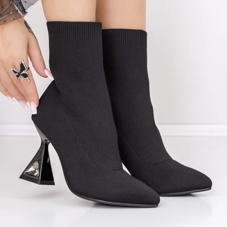 Kurze Stiefel mit einem dicken 3C2 -Absatzschwarz | Mei