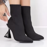 Kurze Stiefel mit einem dicken 3C2 -Absatzschwarz | Mei