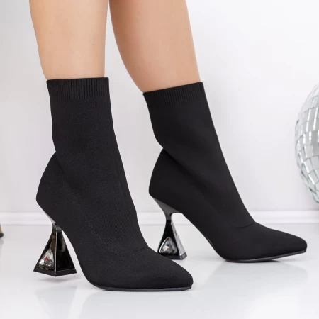 Kurze Stiefel mit einem dicken 3C2 -Absatzschwarz | Mei