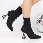 Kurze Stiefel mit einem dicken 3C2 -Absatzschwarz | Mei