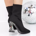 Kurze Stiefel mit einem dicken 3C2 -Absatzschwarz | Mei