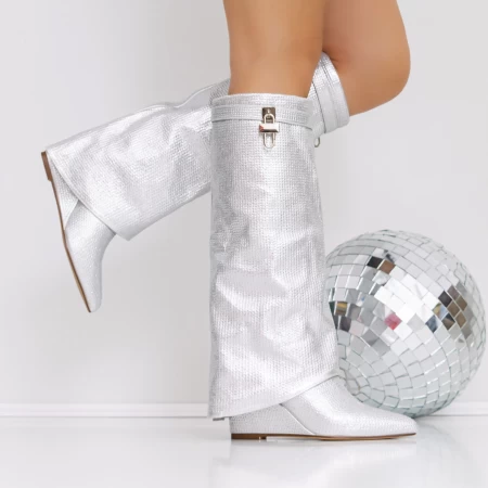 Stiefel auf der 3JF7 Silver -Plattform Mei
