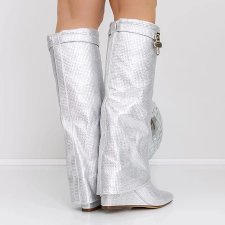 Stiefel auf der 3JF7 Silver -Plattform Mei