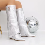 Stiefel auf der 3JF7 Silver -Plattform Mei