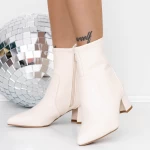 Kurze Stiefel mit einem dicken Absatz 3zyt2 leichter Beige Mei