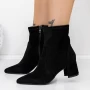 Kurze Stiefel mit einer dicken Absatz 3zyt2 Black | Mei