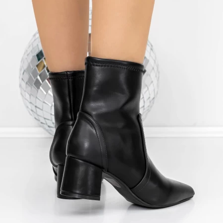 Kurze Stiefel mit einer dicken Absatz 3zyt2 Black | Mei