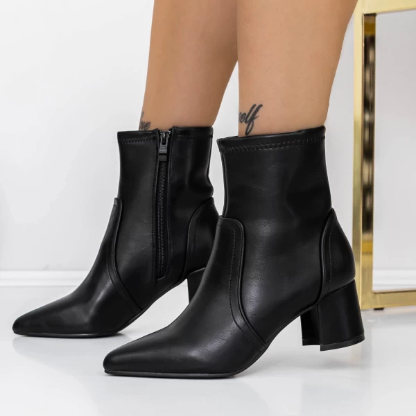 Kurze Stiefel mit einer dicken Absatz 3zyt2 Black | Mei