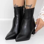 Kurze Stiefel mit einer dicken Absatz 3zyt2 Black | Mei