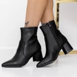 Kurze Stiefel mit einer dicken Absatz 3zyt2 Black | Mei