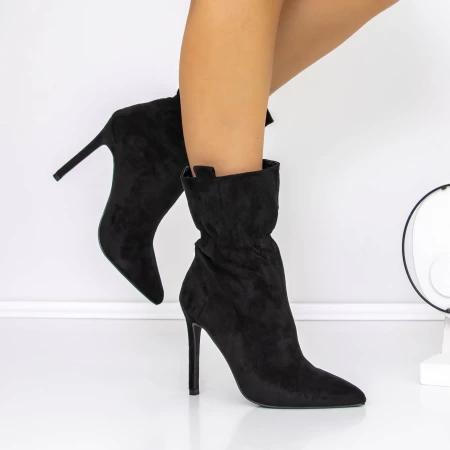 Kurze Stiefel mit einem dünnen Absatz 3LB11 Black | Mei