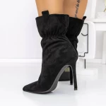 Kurze Stiefel mit einem dünnen Absatz 3LB11 Black | Mei