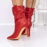 Kurze Stiefel mit einem dünnen Absatz 3LB11 rot Mei