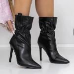 Kurze Stiefel mit einem dünnen Absatz 3LB11 Black | Mei
