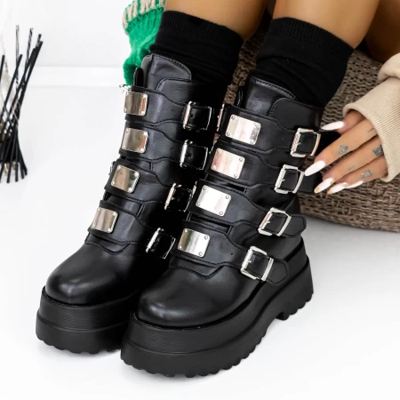 Stiefel auf der schwarzen 3WL27 -Plattform Mei