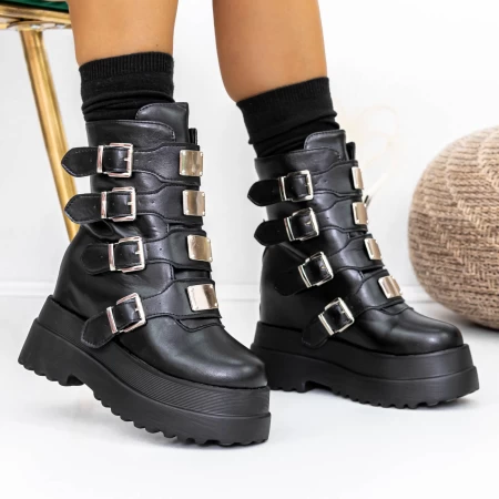 Stiefel auf der schwarzen 3WL27 -Plattform Mei