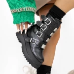 Stiefel auf der schwarzen 3WL27 -Plattform Mei