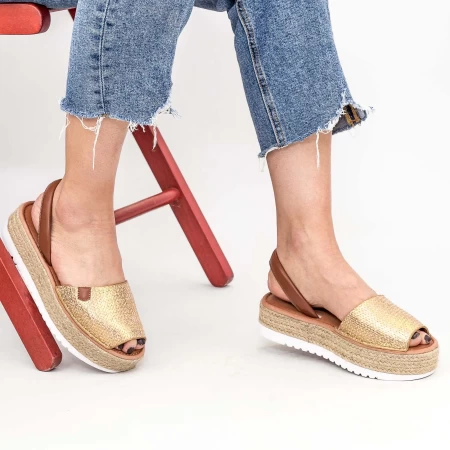 Sandalen auf der Goldplattform der WH1933 Mei