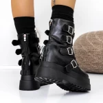 Stiefel auf der schwarzen 3WL27 -Plattform Mei