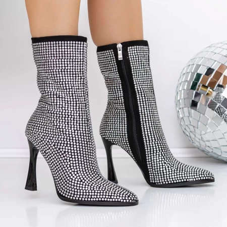 Kurze Stiefel mit einem dünnen Absatz 3W3 Black | Mei