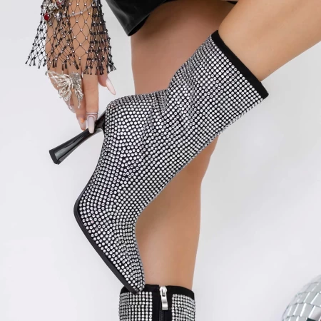 Kurze Stiefel mit einem dünnen Absatz 3W3 Black | Mei