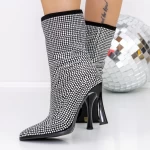 Kurze Stiefel mit einem dünnen Absatz 3W3 Black | Mei