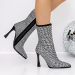Kurze Stiefel mit einem dünnen Absatz 3W3 Black | Mei