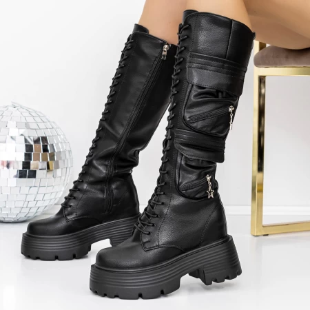 Stiefel auf der schwarzen 3WL21 -Plattform Mei