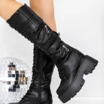 Stiefel auf der schwarzen 3WL21 -Plattform Mei